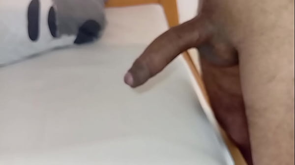 masturbare rapidă şi ejaculare multă sperma pe saltea cu cearceaf impermeabil in pat