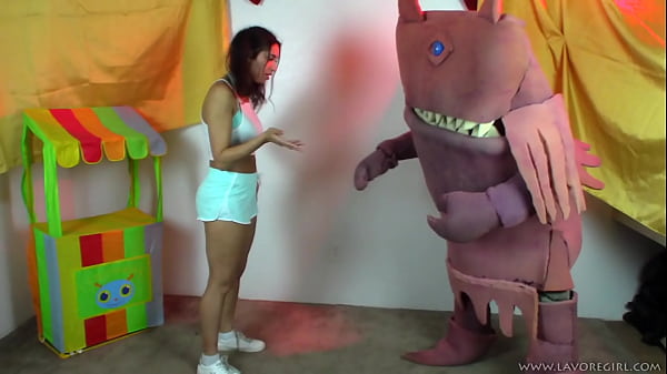 La Vore Girl opens a lemonade stand!  