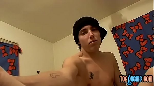 Blinx cums on his freshly lotioned feet