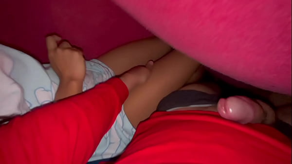 Solo &iacute;bamos a DORMIR, Pero mi cu&ntilde;adita vi&oacute; mi verga y me la agarr&oacute;! Le gan&oacute; la Curiosidad