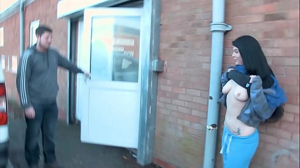 Porca ed eccitata si spoglia e piscia in mezzo la strada davanti  