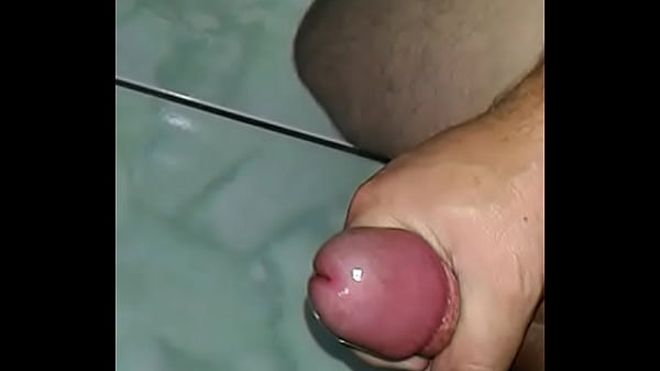 Batendo uma punheta e gozando muito para a amiga do whatsapp