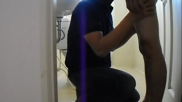 trai thang cho sldog uong nuoc dai.AVI