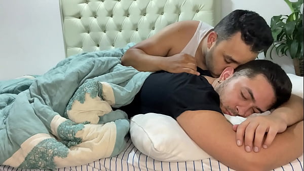 Padrastro me confunde cuando duermo me come el culo a pelo y me lo deja lleno de leche caliente