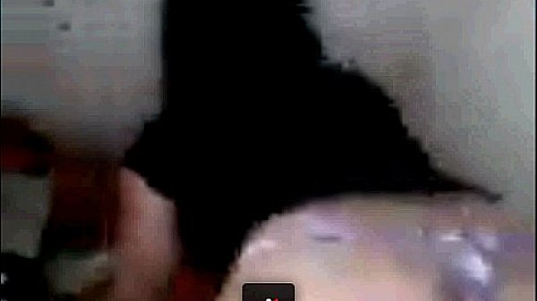 travesty se masturba al verme...