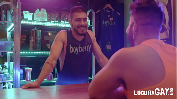 Dos tios se lo montan en el club