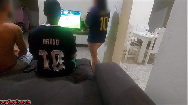 fiz sexo com amigo do meu marido por causa de uma aposta, fiquei com tes&atilde;o e acabei fazendo DP com os dois