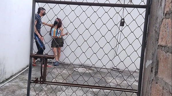 novios se citan para tener una conversacion y la novia le muestra las nalgas que puede follar