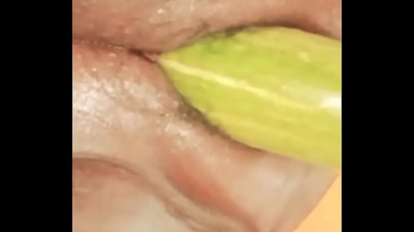 हाउसवाइफ देसी भाभी बुबस, चूत और मुंह में पेलाई फिर पिसाब किया