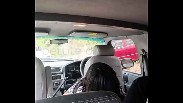 tenia ganas de follarme a la hermana de mi mejor amigo y la oportunidad se presento en el parqueadero  