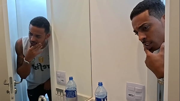 Cunhada gostosa estava tomando banho vi ela toda peladinha