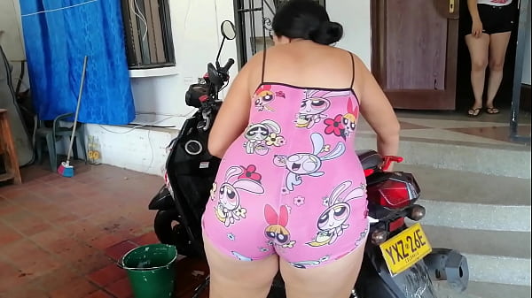 mi hijastra es muy sensual lavando su moto 