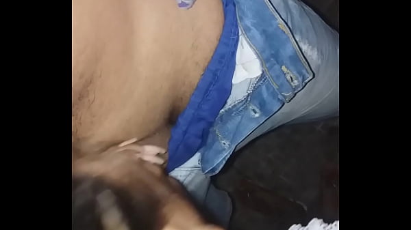 Mamou encostada no carro na rua e o dono do carro chega e apertou o alarme