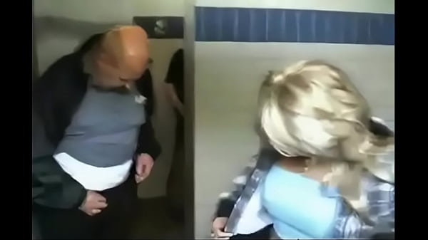 sexe au toilettes public