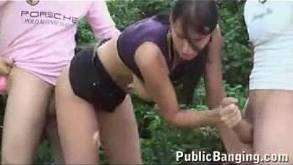 Morena safada chupando 2 peladinha em plena avenida  