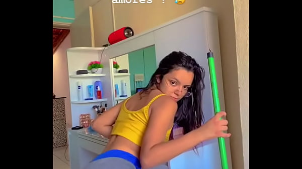 Novinha dan&ccedil;ando 