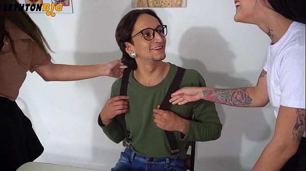 Las chicas malas de la clase intentan hacerme bullying pero les sorprende mi gran verga