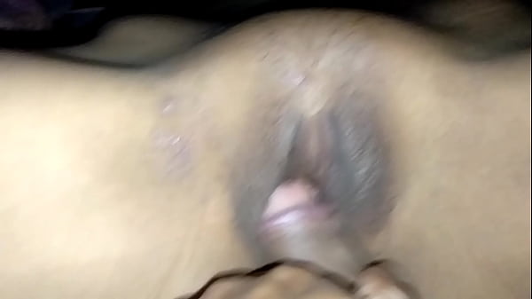 น้ำพุ่งเข้ารูหีของเธอ