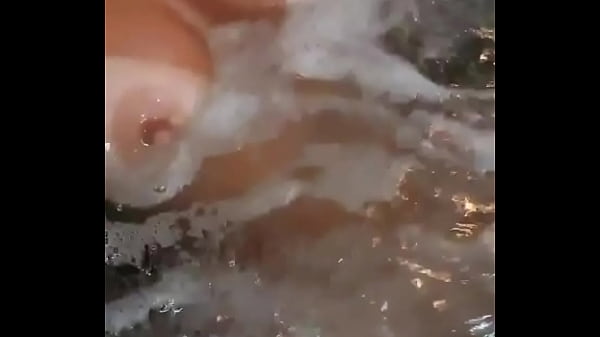 Le gusta ba&ntilde;arce y que la vean masturbandose  