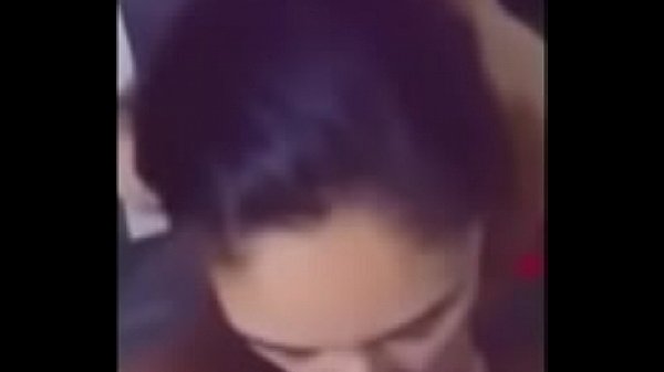 Morena metralhando a chavasca com o dedo  