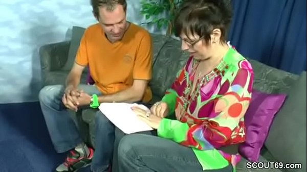 Stief-Sohn schenkt ihr Waesche und bekommt Fick dafuer