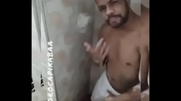 Neg&atilde;o tomando banho 