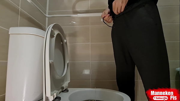 लड़का खतनारहित लंड और बड़ी गेंदों के साथ पेशाब कर रहा है 