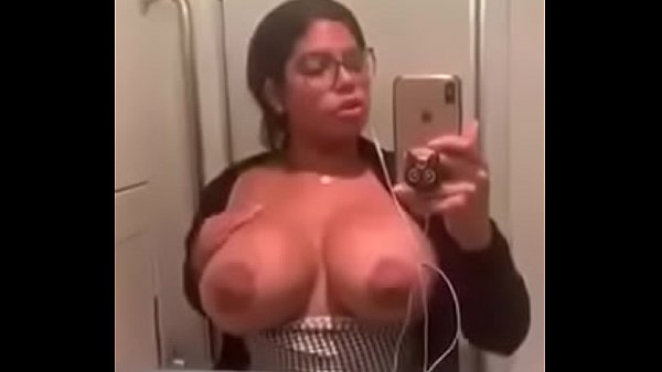 Madura tetona y culona se calienta en el tren