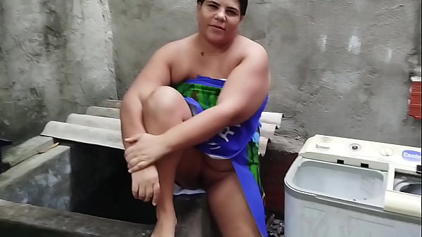 El cornudo de mi maridos llam&oacute; al vecino para que repare la lavadora y el termina foll&aacute;ndome rico dejando el culo lleno de semen. Real casero