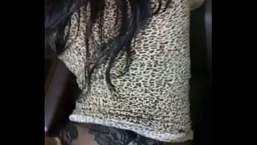 Puta pide verga mientras es penetran su co&ntilde;o mojado