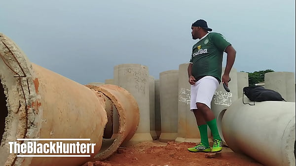 Todo suado ap&oacute;s o jogo passei na constru&ccedil;&atilde;o pra dar uma gozada 