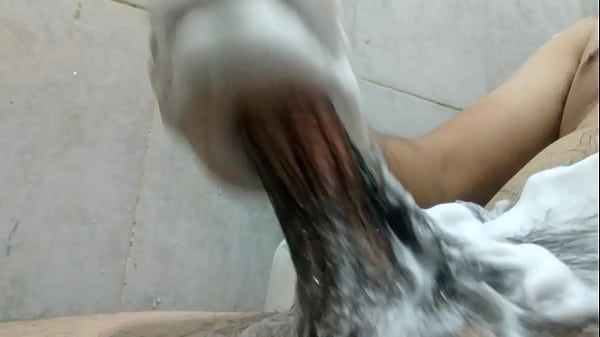 Tributo ba&ntilde;andome, mi verga enjabonada.