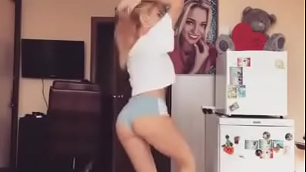 Bionda arrapante balla in camera