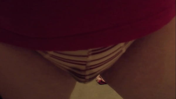 tisser i v&aring;t r&oslash;d stripet underbukse over do filmet med h&aring;ndholdt video kamera