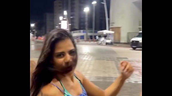 Grupo de amigos sai pra divertir e acabam fudendo no pelo no meio da rua.  