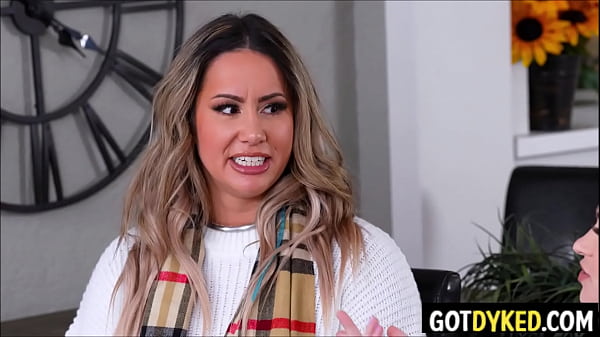 Step-Aunt arrives to eat pussy