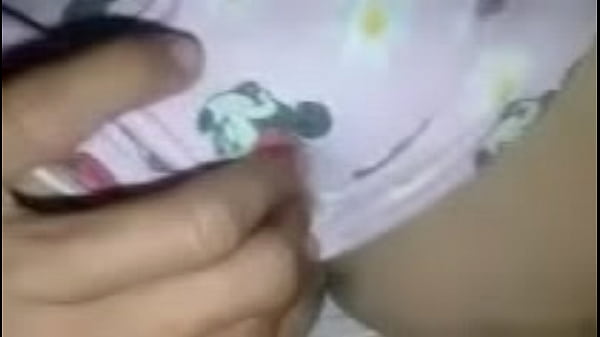 แหกหีสาวสวยเอาควยยัดรูหีจนแตกใน