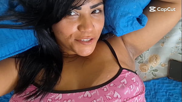 Videochamada Proibida: Nicoly Mattos Leva Leitinho na Bucetinha e Brinca com Porra Escorrendo na Bucetona Peludinha at&eacute; Gozar de Novo