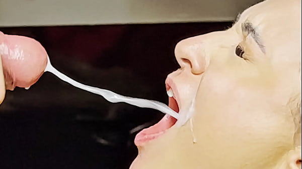 A buceta arrombou ao sentar no pau do neg&atilde;o.