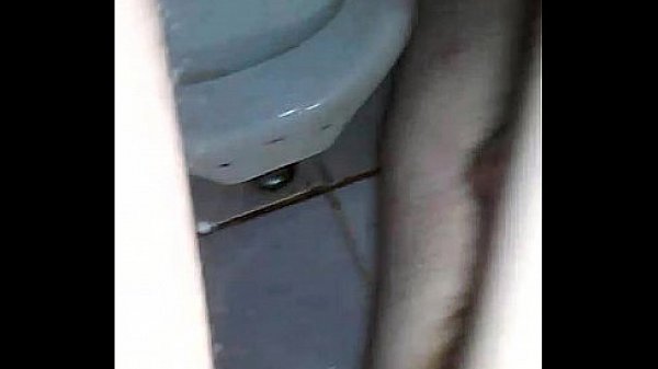 Gay Dando Pro Macho Dotado no Banheiro  