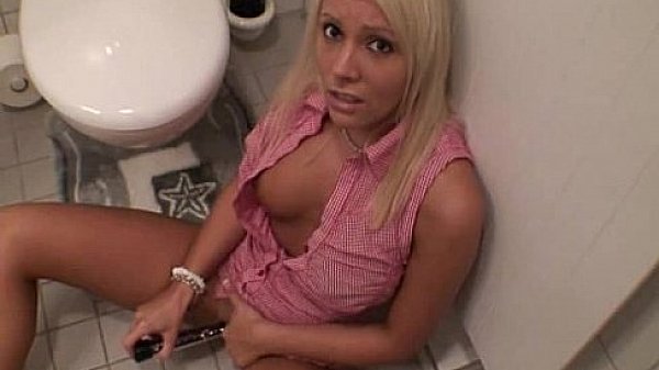 Amateur girlfriend sucks and fucks in her bathroom with facial  