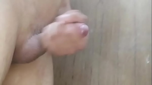 Passivo aliviando o tes&atilde;o tocando uma no banho