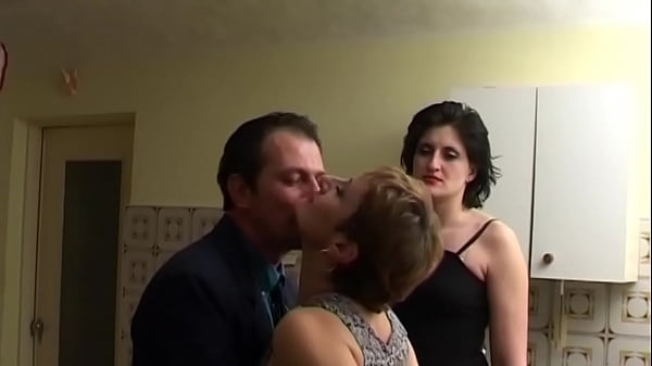 Ha iniziato a succhiarmi il cazzo davanti a me ed ero fradicia ovunque