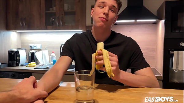 We have met up with Justin Skye again few weeks ago. Justin is good looking athletic dude, and n**dless to say that majority of our models are athletic and good looking. Mr. Hand Jobs took care of Justin's clothing and after feeling up his cock undi 