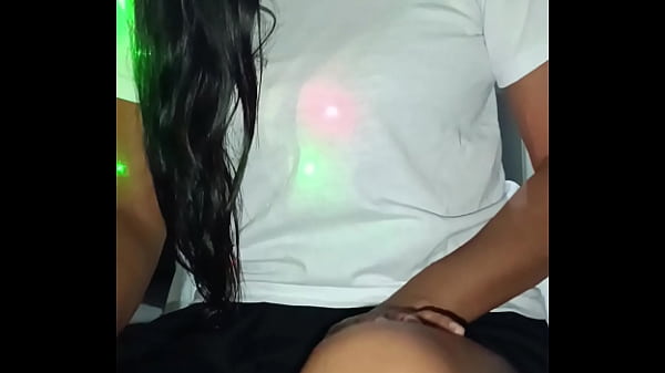 Colegiala mexicana de 19 a&ntilde;os entregando el co&ntilde;o por ropa  