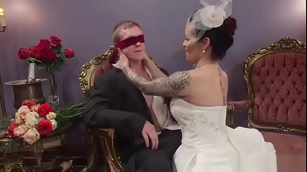 Nach der Hochzeit fickt heisse Shemale Braut ihren Mann  