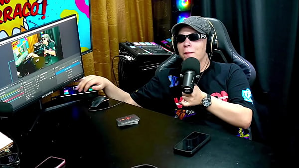 A Novinha mostrou a buceta no meio do Podcast, tava molhadinha, o Barraco pegou fogo! - P&aacute;pum no Barraco!