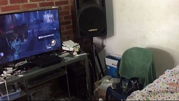 jovencita en casa de su novio jugando playstation antes de follar