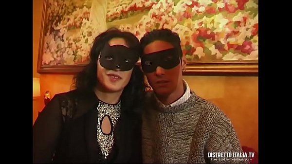 Giovane coppia con lei vogliosa di cazzo in tutti e tre i buchi