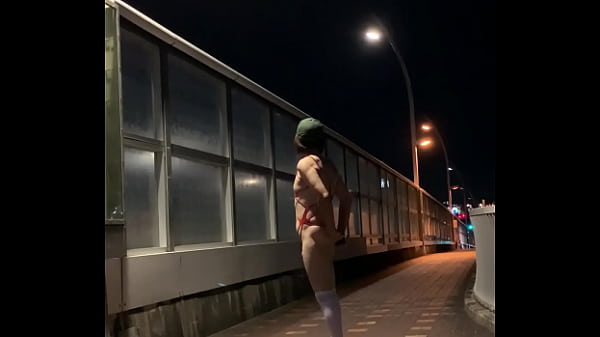 女装子まゆちゃんが橋の脇で緊縛コスで全裸大股開き露出自撮り  